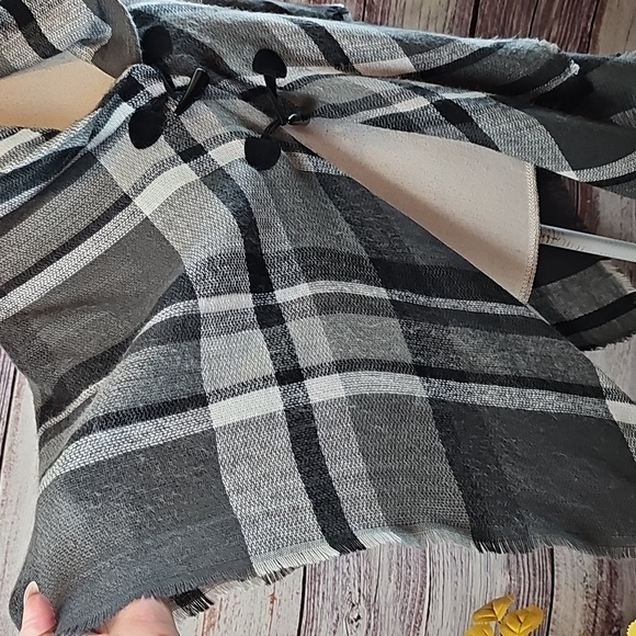 APT. 9 GRAY PLAID PONCHO HOUNDSTOOTH FRONT CLOSURE - Picture 8 of 11